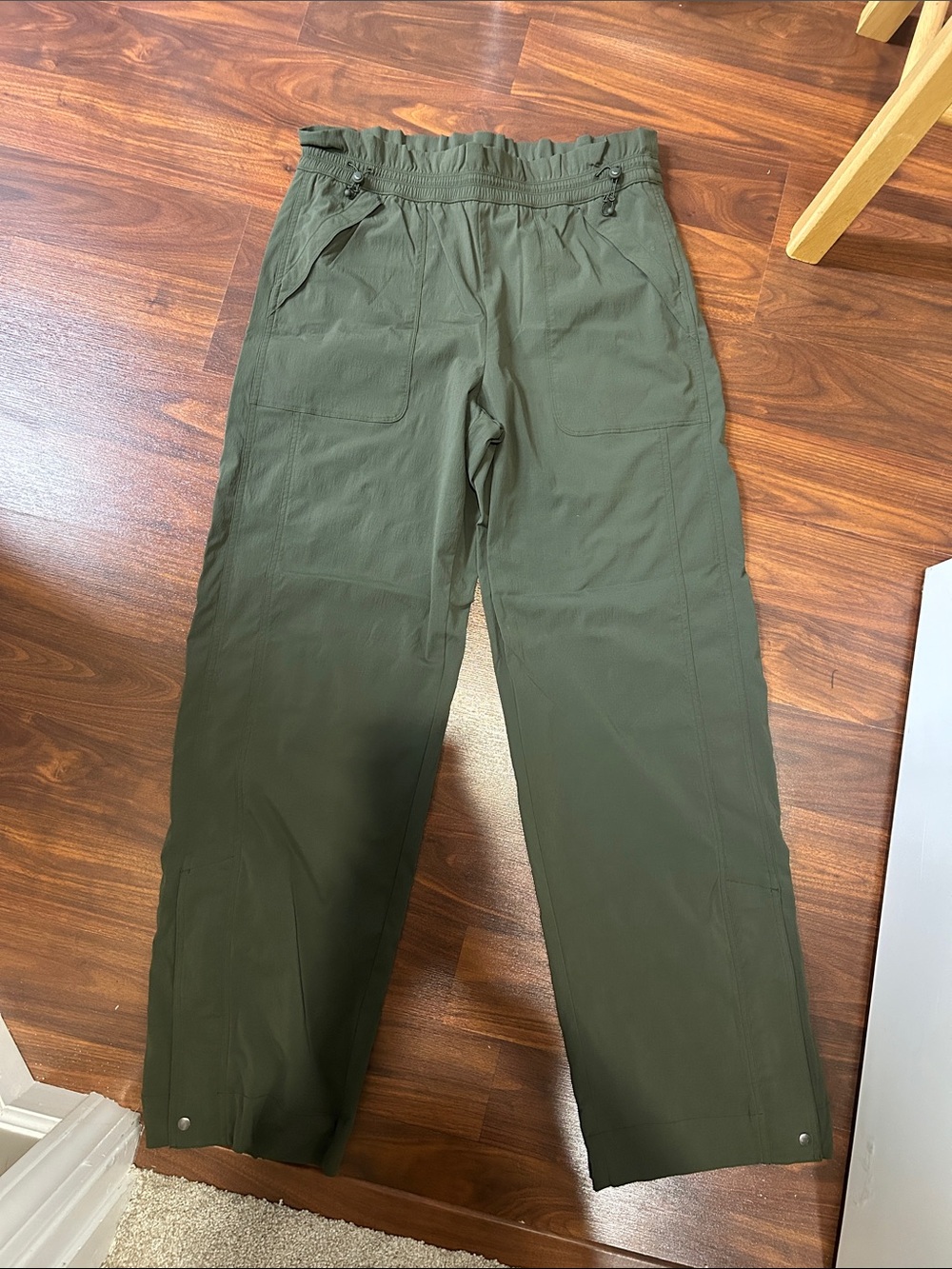 Athleta Trekkie high rise parachute pants in green size 12L